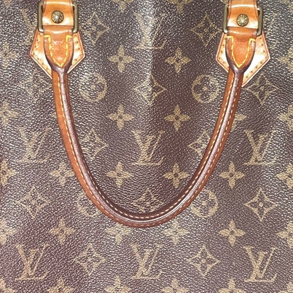 Louis Vuitton - Picture 3 of 16
